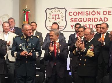 Con o sin marco legal, Fuerzas Armadas trabajan por la sociedad: Semar