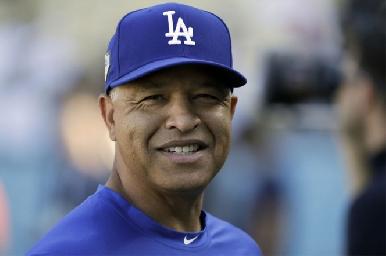 Dodgers renueva a Dave Roberts