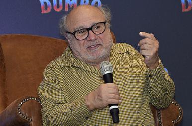 Danny DeVito celebra trabajar con Tim Burton y envía mensaje contra la xenofobia