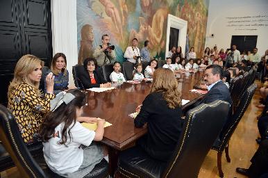 Gobernadora Pavlovich motiva a niñas a alcanzar sus sueños