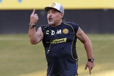 Maradona recibe trato de estrella de rock