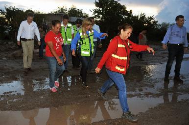 Recorre Gobernadora Pavlovich zonas afectadas por lluvias en La Atravesada