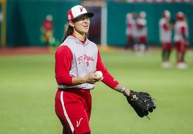 Esteban Loaiza pule a Kelsie Withmore para hacer historia