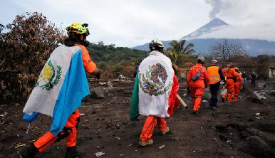 Rescatistas reanudan labores de búsqueda de víctimas en Guatemala