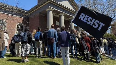 Harvard demanda al gobierno de Trump por congelar dos mil millones de dólares en fondos