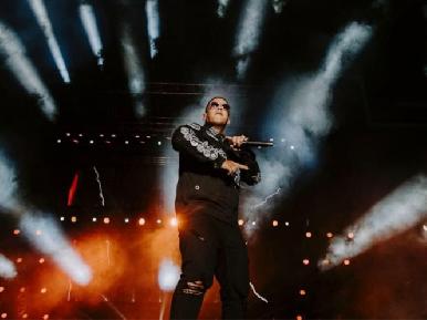 Se hace pasar por Daddy Yankee y roba 2.3 mdd al cantante