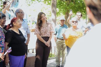 Convive Patty Ruibal con usuarias y usuarios del programa Abuelitos de la H