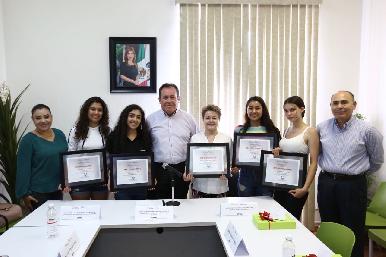 Premia SEC a estudiantes ganadores del programa Jóvenes en Acción