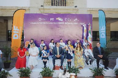 Felicita Toño Astiazarán a niñas y niños del 38 Cabildo Infantil de Hermosillo