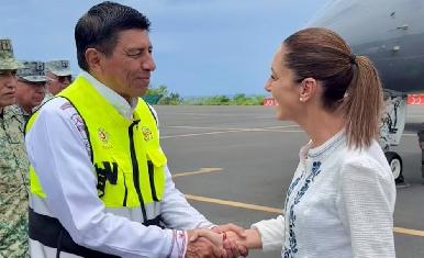 Claudia Sheinbaum evalúa daños junto con Salomón Jara, tras paso del huracán Erick por Oaxaca