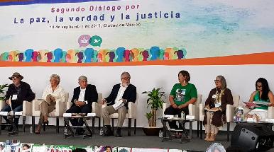 AMLO se reúne con víctimas de la violencia y organizaciones