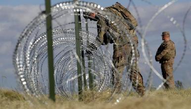 Militares de EU colocan alambre de púas en Nogales por caravana de migrantes