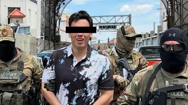 Embajador Johnson difunde primera foto de Julio César Chávez Jr. tras su deportación a México