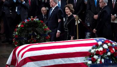 Rinden homenaje al expresidente George H. W. Bush en Capitolio