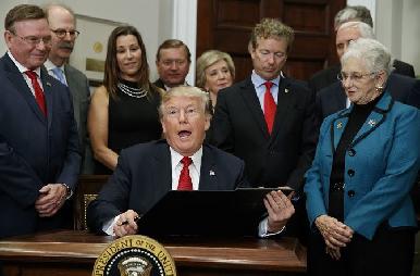 Trump firma orden para promover seguros de salud accesibles para estadounidenses