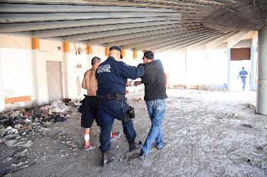 Levantan más de media tonelada de basura de dos predios abandonados