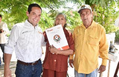Entrega Maloro Acosta títulos de propiedad a adultos mayores