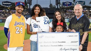 La viuda de Kobe Bryant regala tenis especiales a los jugadores de los Dodgers en honor a ‘Black Mamba’