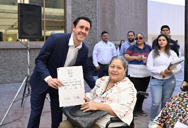 Entrega Gobernador Durazo escrituras a 250 familias de Hermosillo para garantizar certeza patrimonial