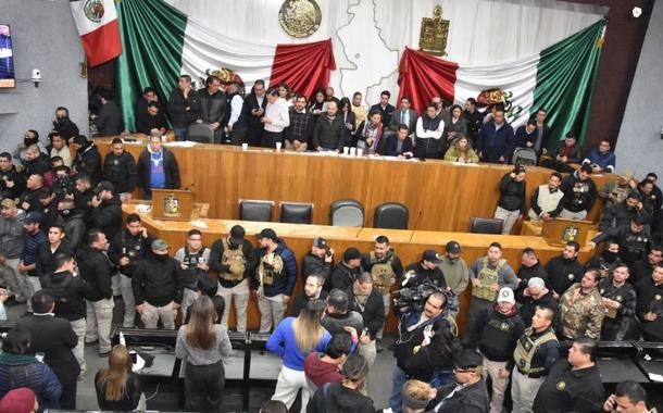 Irrumpen en sesión del Congreso de Nuevo León mientras se designaba gobernador interino