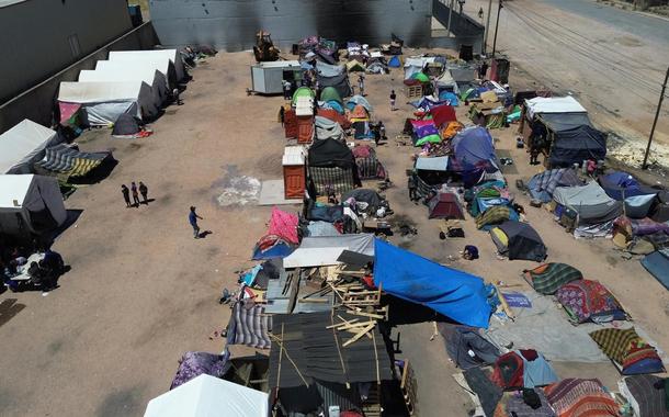 Miles de migrantes acampan en Chihuahua ante operativos en trenes