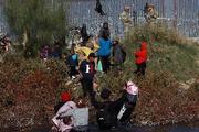 Migrantes de la caravana llegan a la frontera con EE.UU. pero afrontan nuevos obstáculos