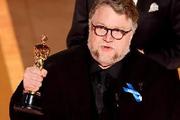 Guillermo del Toro triunfa en unos Premios Oscar que encumbraron la originalidad de Todo en todas partes al mismo tiempo
