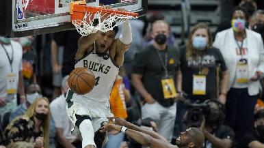 Giannis apaga a los Suns y los Bucks están a un triunfo del título de la NBA