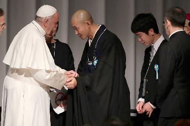 En Jap贸n, el Papa expresa recelo hacia energ铆a nuclear