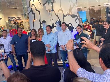 Familia y amigos celebran la apertura de la tienda Maja en Plaza Andenes