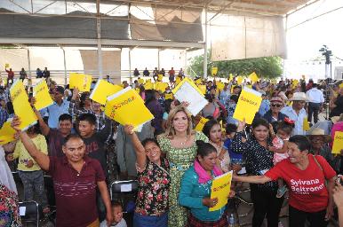 Claudia Pavlovich entrega Villas del Papa Francisco a niñez migrante