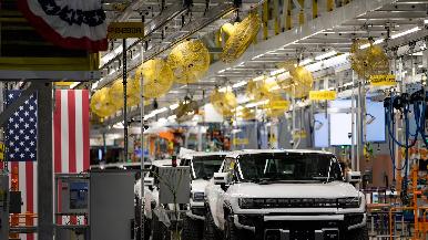 GM trasladará producción de México a EU por aranceles de Trump; Ebrard dice que no habrá despidos