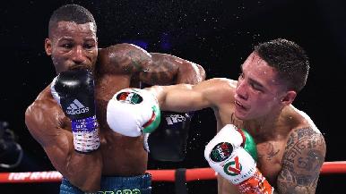 El mexicano Óscar Valdez se impone a Conceicao en polémica decisión y retiene el título superpluma
