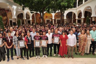 Premia Gobernador Durazo con becas a medallistas de los Juegos Deportivos Nacionales de Educación Básica
