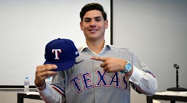 El beisbolista mexicano Ángel Arredondo, de 17 años, firma con los Rangers de Texas: “Ha valido la pena todo el sacrificio”