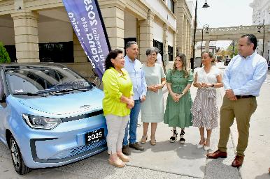 Entrega Antonio Astiazarán vehículo eléctrico a ganador del sorteo 