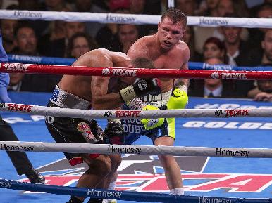 ‘Canelo’ hace historia; noquea a Kovalev