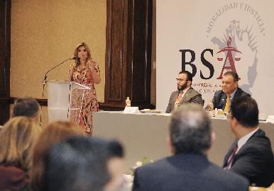 Llama Gobernadora a Abogados a trabajar en beneficios para los sonorenses
