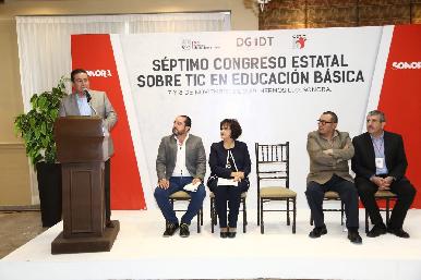 Preside Víctor Guerrero congreso sobre tecnología en educación básica