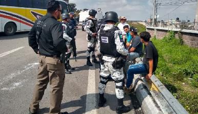 Rescatan a 387 migrantes; hay 13 detenidos por tráfico ilegal