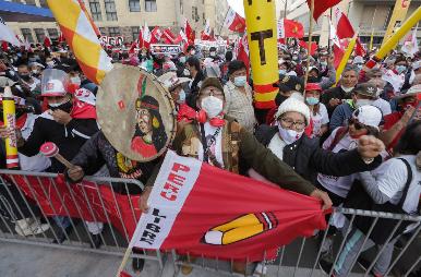 La larga espera de un Perú dividido