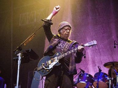 Neil Young vende los derechos de la mitad de sus canciones