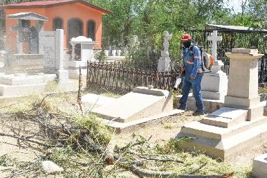 Trabaja Gobierno municipal en limpieza de panteones para recibir a visitantes el Día de las Madres