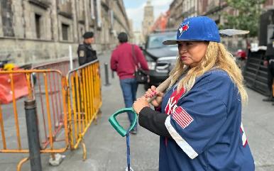 Madre buscadora Ceci Flores se viste de beisbolista para pedir a AMLO por desaparecidos: 'a ver si así nos recibe'