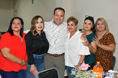 Reconoce Toño Astiazarán a madres trabajadoras del Municipio en su día