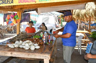 Disfrutan hermosillenses y visitantes la playa de Bahía de Kino este periodo vacacional