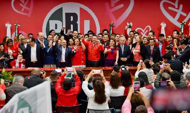 Entrega Xóchitl Gálvez en el PRI su carta de aspiración a la precandidatura a la presidencia