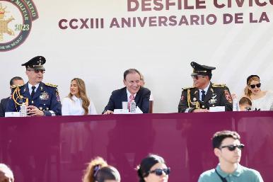 Encabeza gobernador Alfonso Durazo desfile cívico militar por el 213 aniversario de la independencia de México