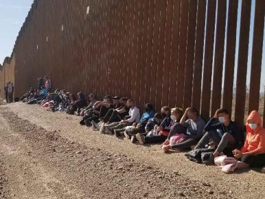 Rescatan a 68 migrantes cubanos en el desierto entre Sonora y Arizona