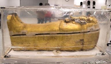 Egipto expone por primera vez el sarc贸fago dorado de Tutankam贸n